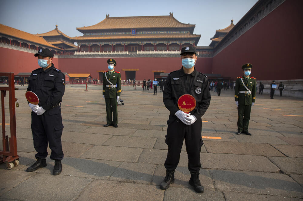Policajci ispred Zabranjenog grada u Pekingu, Foto: Beta/AP/Mark Schiefelbein
