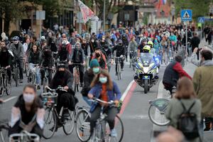Slovenci demonstrirali vozeći bicikl kroz Ljubljanu