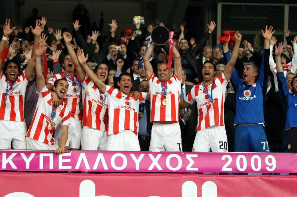 Fudbaleri Olimpijakosa sa pobjedničkim peharom, Foto: Twitter