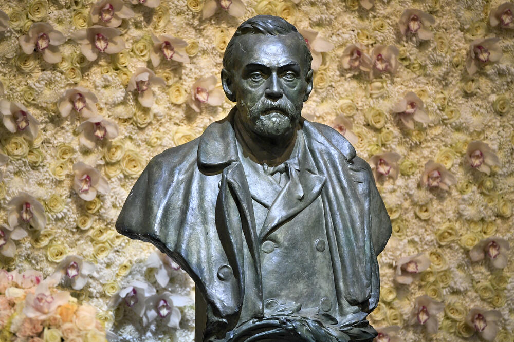 Bronzana bista Alfreda Nobela u Stokholmu, Foto: AP