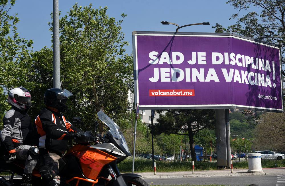 U Crnoj Gori su stupile na snagu ublažene mjere za sprečavanje širenja koronavirusa. Omogućen je rad prodavnica tekstila, obuće, tehničke robe, građevinskog materijala, zanatskih radnji, servisa, frizerskih i kozmetičkih salona, teretana, knjižara, stomatoloških ordinacija, auto-škola, rent-a-car usluga, muzeja i galerija, taksi prevoznika. U galeriji pogledajte kako je danas bilo u Podgorici.