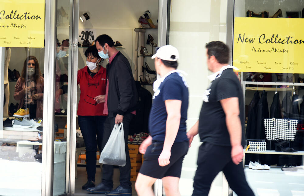 U Crnoj Gori su stupile na snagu ublažene mjere za sprečavanje širenja koronavirusa. Omogućen je rad prodavnica tekstila, obuće, tehničke robe, građevinskog materijala, zanatskih radnji, servisa, frizerskih i kozmetičkih salona, teretana, knjižara, stomatoloških ordinacija, auto-škola, rent-a-car usluga, muzeja i galerija, taksi prevoznika. U galeriji pogledajte kako je danas bilo u Podgorici.