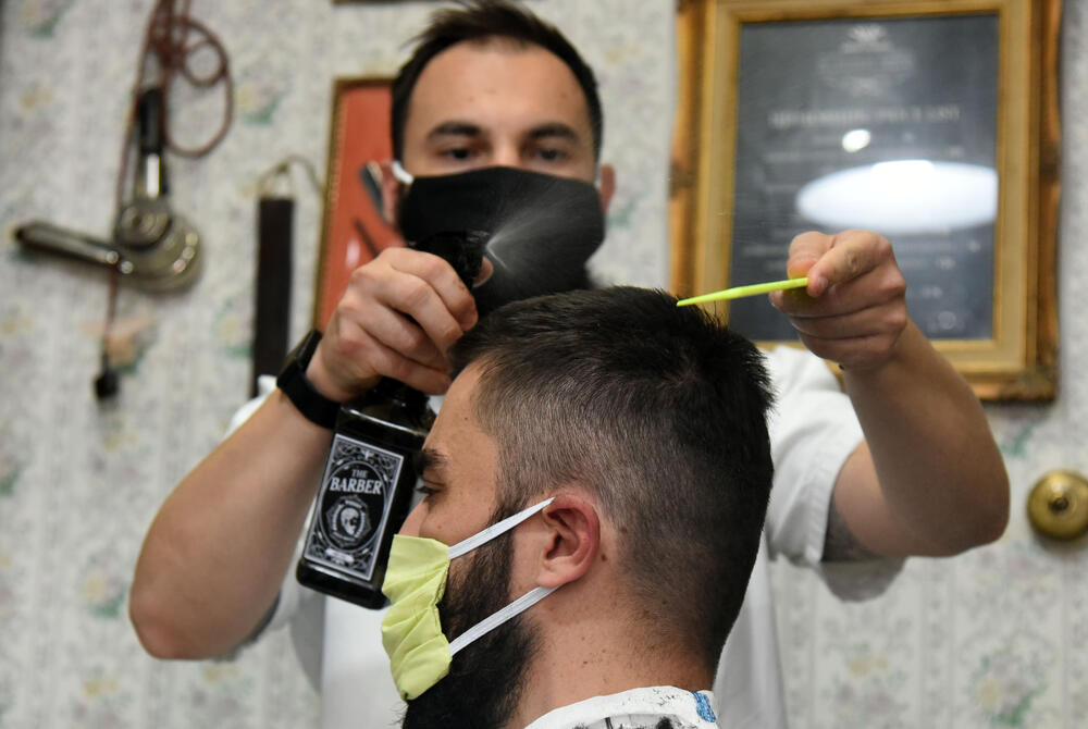 U Crnoj Gori su stupile na snagu ublažene mjere za sprečavanje širenja koronavirusa. Omogućen je rad prodavnica tekstila, obuće, tehničke robe, građevinskog materijala, zanatskih radnji, servisa, frizerskih i kozmetičkih salona, teretana, knjižara, stomatoloških ordinacija, auto-škola, rent-a-car usluga, muzeja i galerija, taksi prevoznika. U galeriji pogledajte kako je danas bilo u Podgorici.
