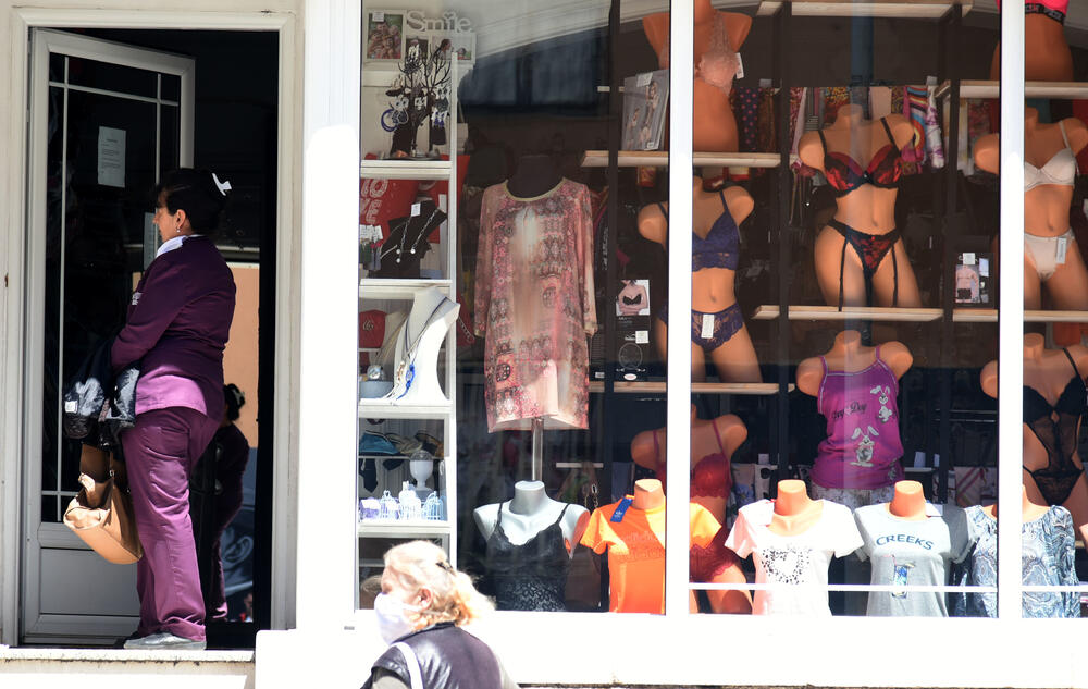 U Crnoj Gori su stupile na snagu ublažene mjere za sprečavanje širenja koronavirusa. Omogućen je rad prodavnica tekstila, obuće, tehničke robe, građevinskog materijala, zanatskih radnji, servisa, frizerskih i kozmetičkih salona, teretana, knjižara, stomatoloških ordinacija, auto-škola, rent-a-car usluga, muzeja i galerija, taksi prevoznika. U galeriji pogledajte kako je danas bilo u Podgorici.