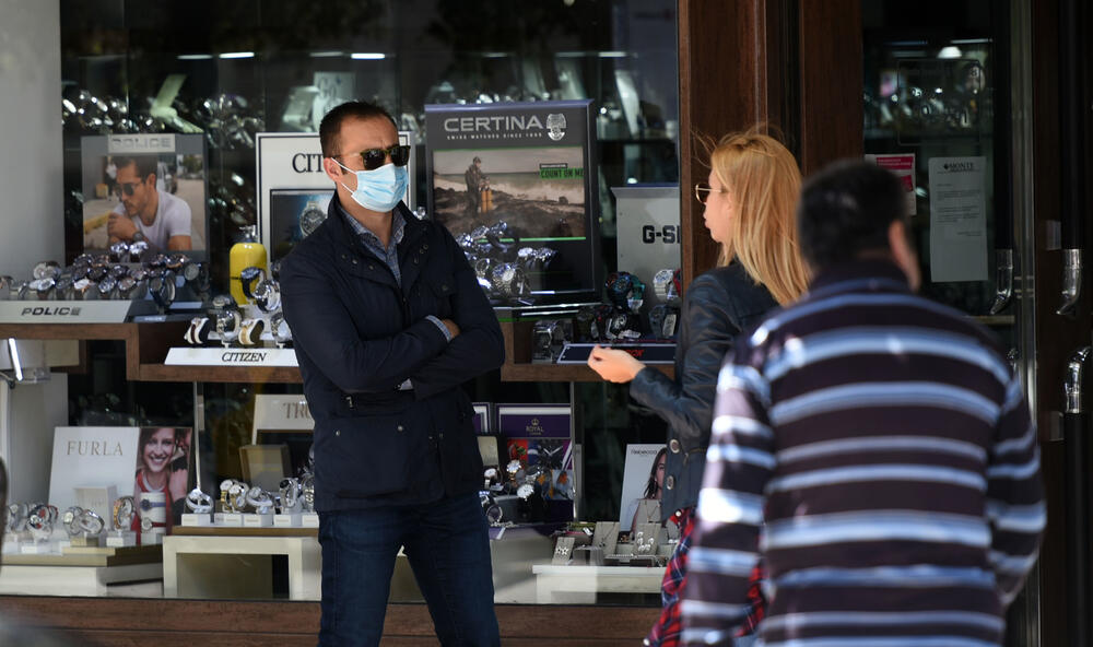 U Crnoj Gori su stupile na snagu ublažene mjere za sprečavanje širenja koronavirusa. Omogućen je rad prodavnica tekstila, obuće, tehničke robe, građevinskog materijala, zanatskih radnji, servisa, frizerskih i kozmetičkih salona, teretana, knjižara, stomatoloških ordinacija, auto-škola, rent-a-car usluga, muzeja i galerija, taksi prevoznika. U galeriji pogledajte kako je danas bilo u Podgorici.