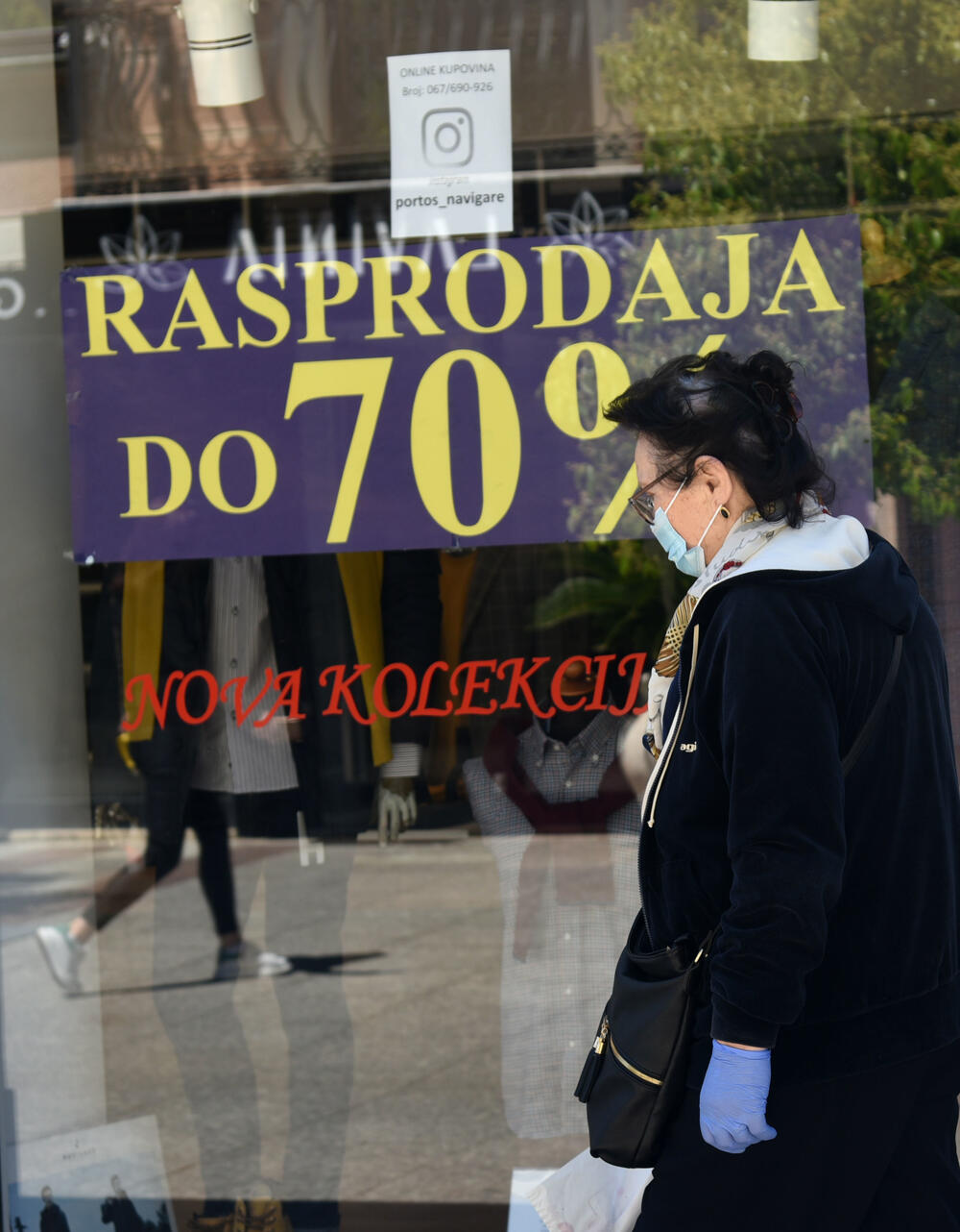 U Crnoj Gori su stupile na snagu ublažene mjere za sprečavanje širenja koronavirusa. Omogućen je rad prodavnica tekstila, obuće, tehničke robe, građevinskog materijala, zanatskih radnji, servisa, frizerskih i kozmetičkih salona, teretana, knjižara, stomatoloških ordinacija, auto-škola, rent-a-car usluga, muzeja i galerija, taksi prevoznika. U galeriji pogledajte kako je danas bilo u Podgorici.