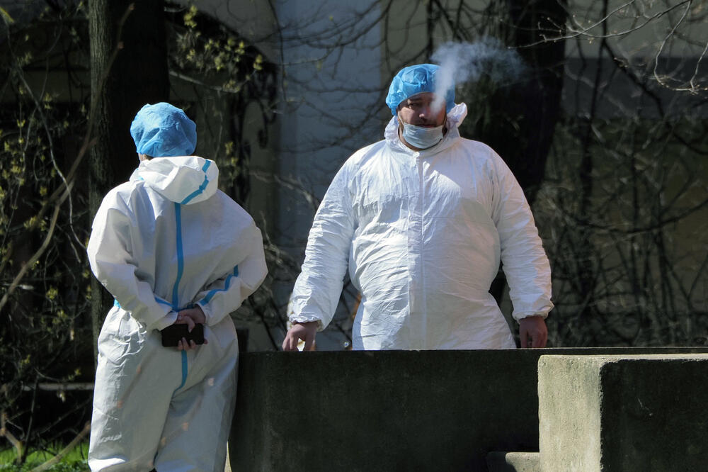 Medicinski radnici ispred bolnice u St Petersburgu, Foto: AP