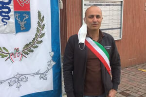 Sa ruksakom na leđima, uvijen u italijansku zastavu: Gradonačelnik...