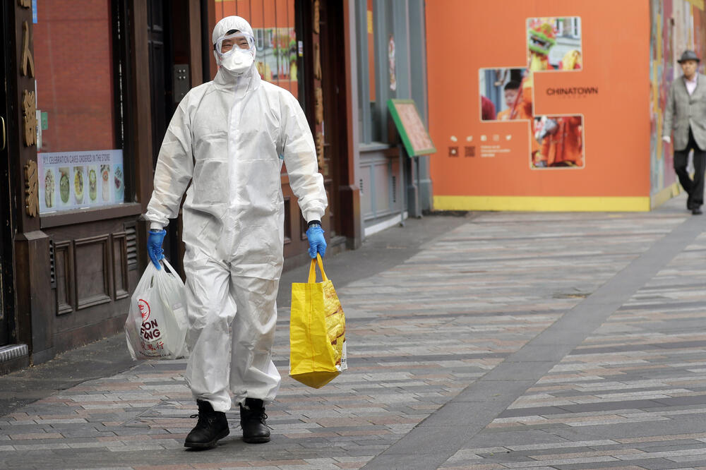 Kompletna zaštita za odlazak u trgovinu: London, Foto: AP