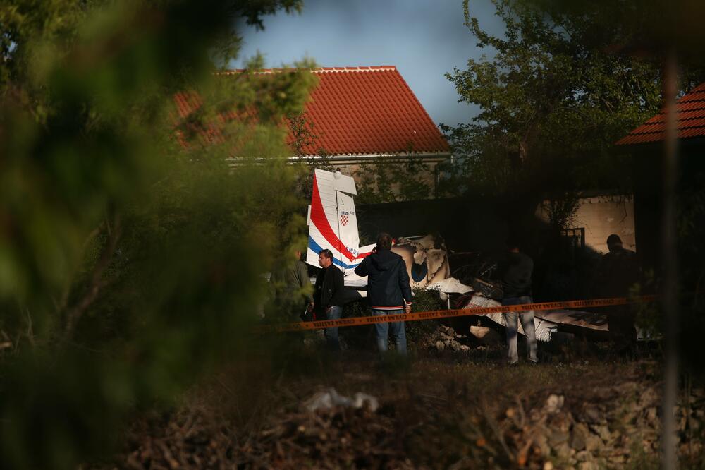U padu aviona stradale dvije osobe, Foto: Betaphoto