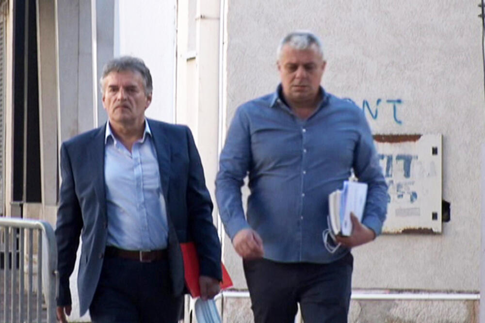 Aleksić (lijevo) dolazi juče u sud na advokatom Mićovićem, Foto: Tv Vijesti