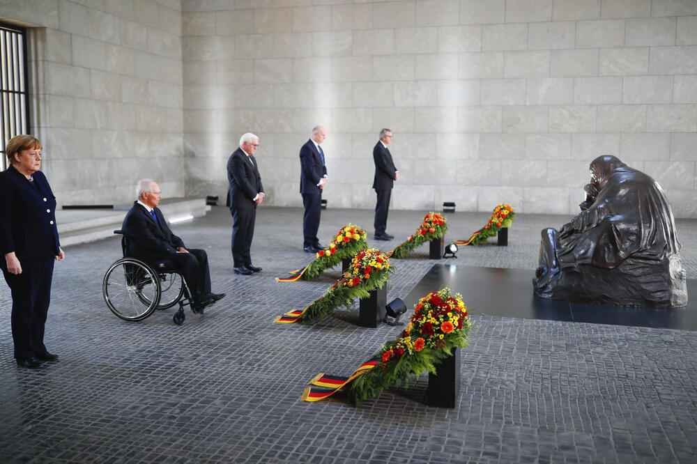 Njemački zvaničnici u memorijalu Noje vahe, Foto: AP