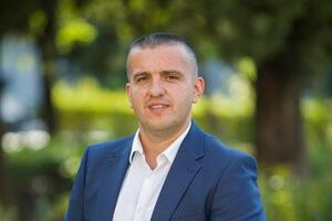 Striković Hrapoviću: Vrijednija je vaša kućna kolekcija Luj Viton...