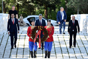 Delegacija Crne Gore položila vijenac na spomenik Partizanu borcu