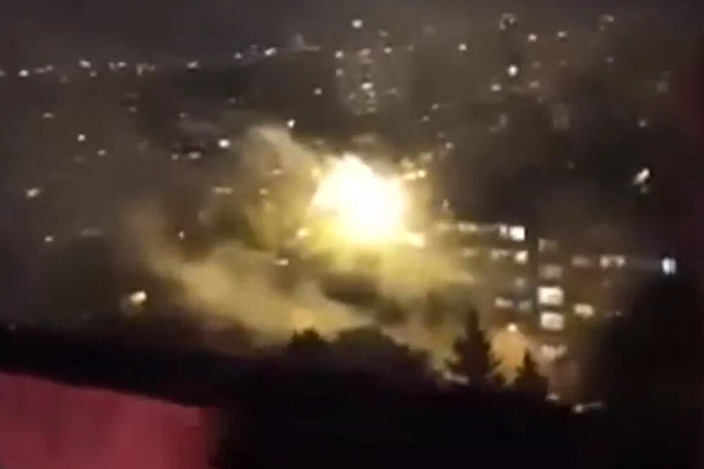 Zapaljene bakle na krovu, Foto: Screenshot/Youtube