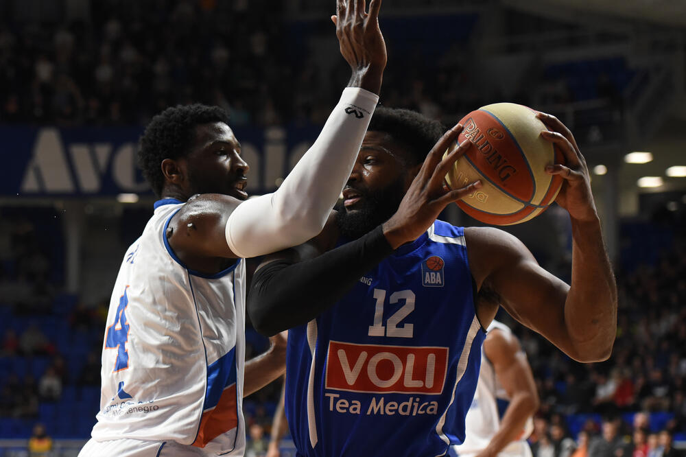 U SAD čekaju rasplet situacije: Hasan Martin (Budućnost Voli) i Dario Hant (Mornar), Foto: Savo Prelević