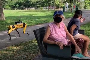 Pas robot opominjaće ljude u Singapuru da drže distancu