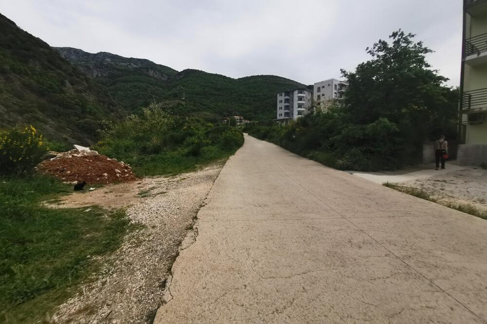 Otpad ostavljen ispred stgambene zgrade u Bečićima, Foto: Čitalac Vijesti