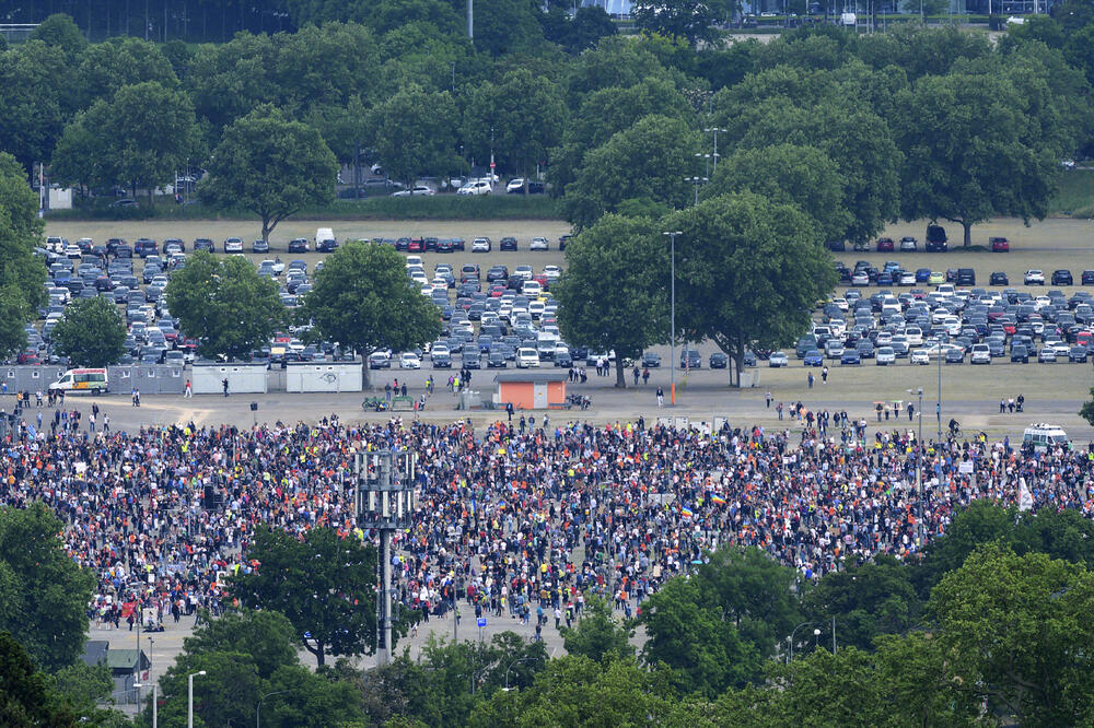 Detalj sa protesta iz njemačkog grada Štutgard, Foto: Sebastian Gollnow