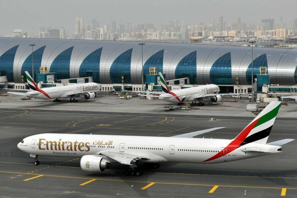 Jedan od aviona avio-kompanije Emirates na aerodromu u Dubaiu, Foto: Adam Schreck/AP/Beta