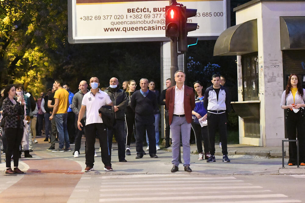 Danilović i građani u šetnji, Foto: Savo Prelević