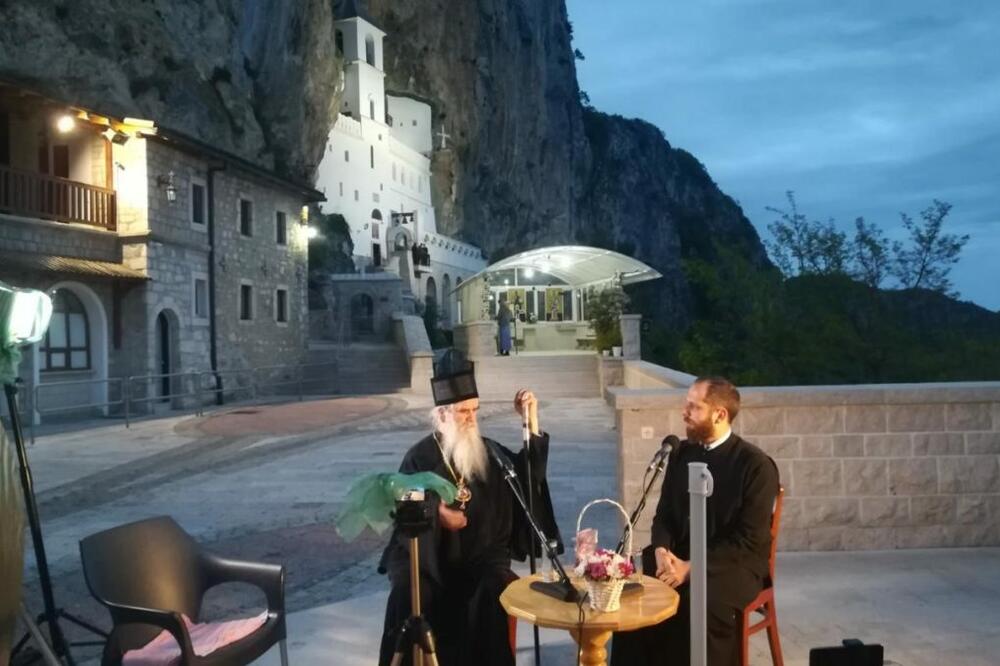 Amfilohije tokom učešća u emisiji "Internet litija", Foto: MCP