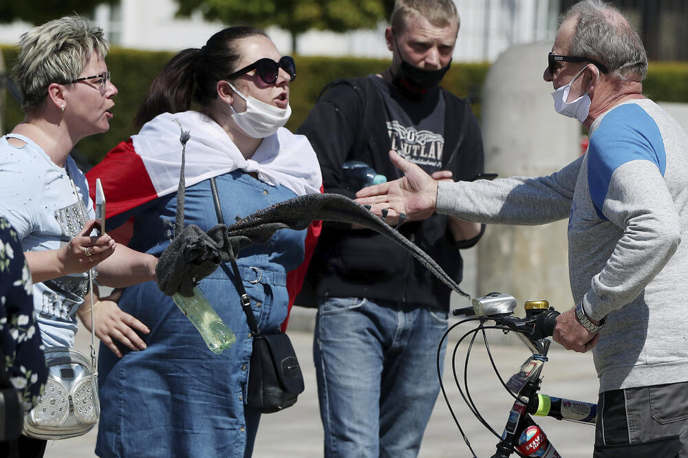 Stanovnici Varšave razgovaraju o politici, Foto: AP