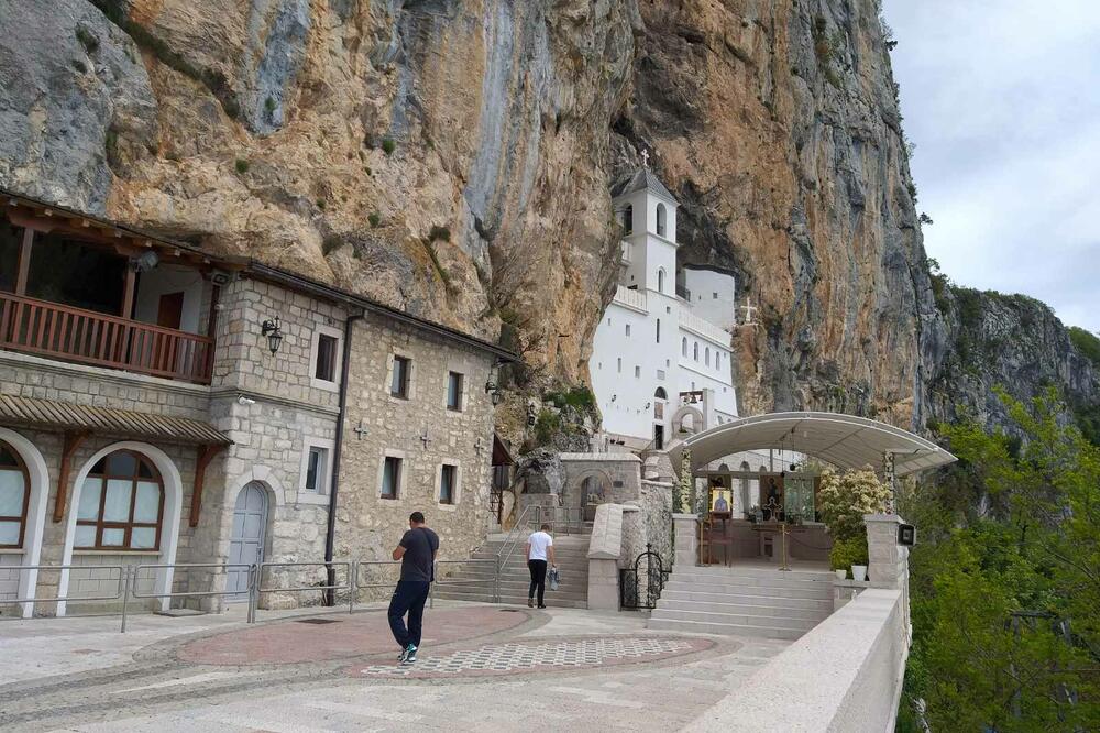 Dans ispred manastira Ostrog, Foto: Svetlana Mandić