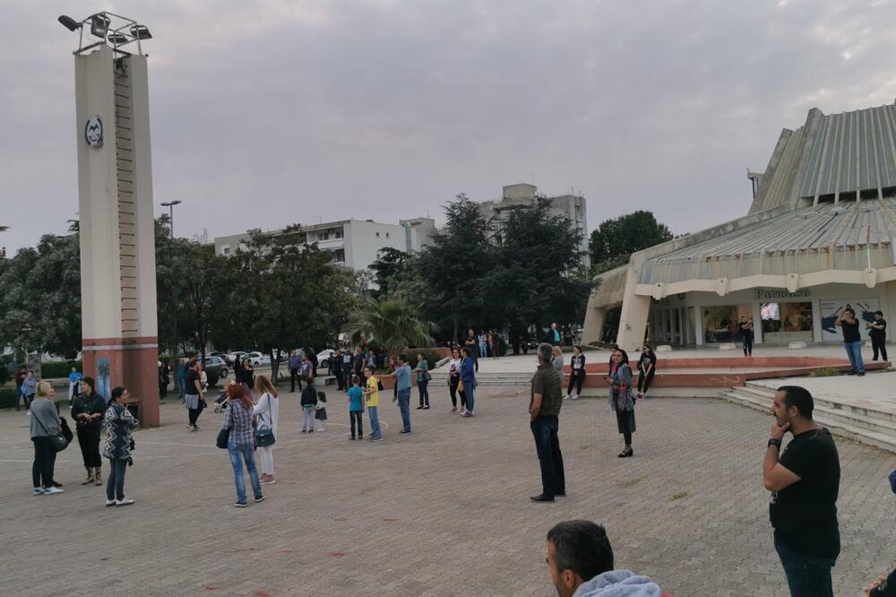 Večeras u centru Bara, Foto: Čitalac Vijesti