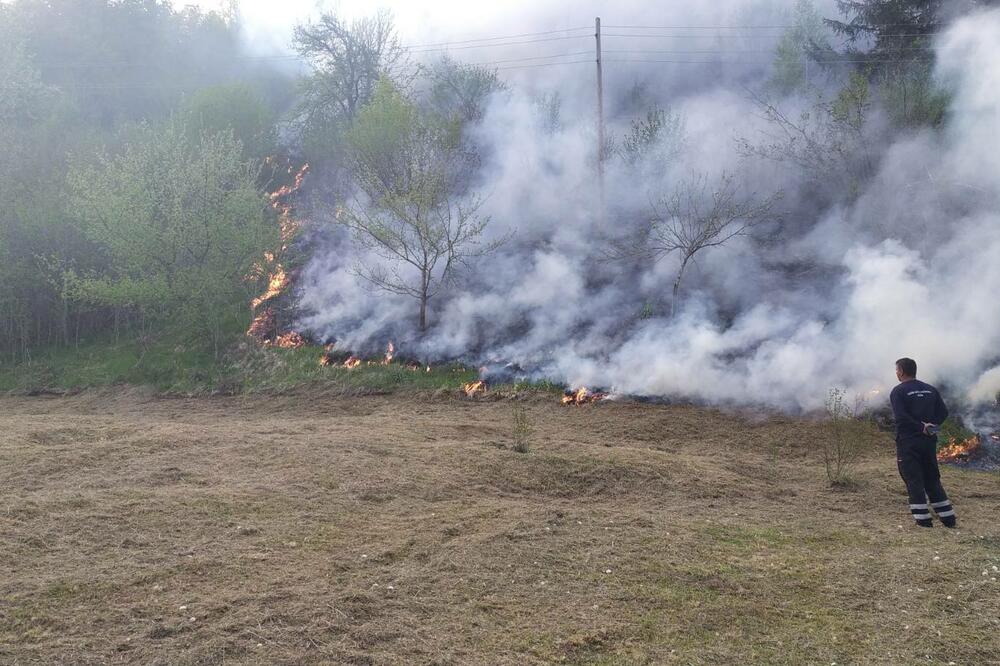Gašenje požara u selu Jabuka, Foto: Služba zaštite i spašavanja Kolašin