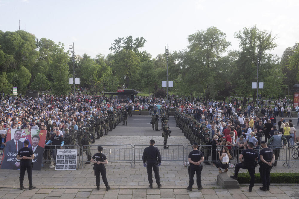 Sa okupljanja ispred parlamenta Srbije, Foto: Beta/AP