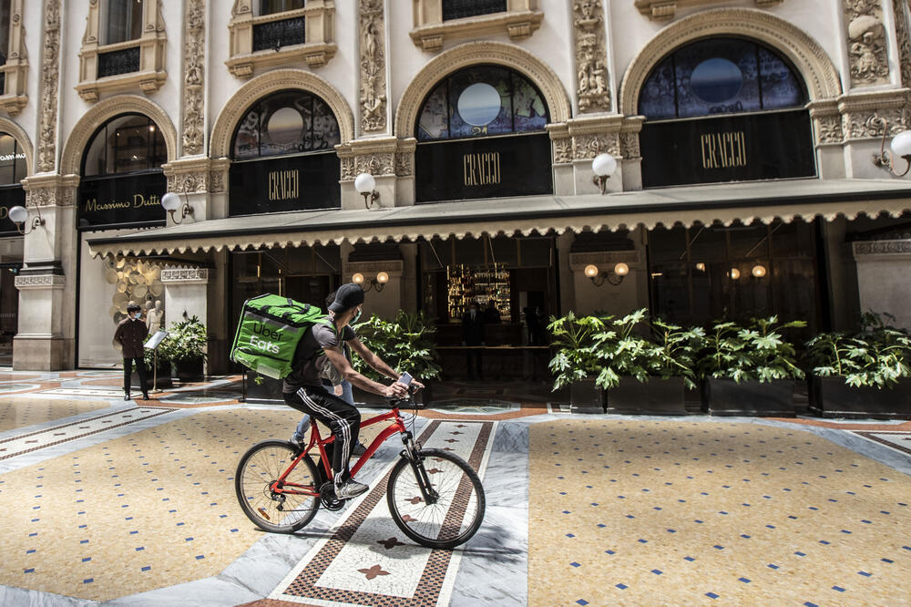 Veliki broj Italijana se nakon popuštanja mjera odlučio da biciklom putuje na posao, Foto: AP, AP, AP
