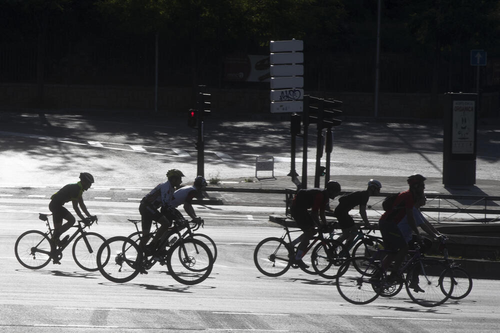 Biciklisti nakon popuštanja mjera u Madridu, Foto: AP