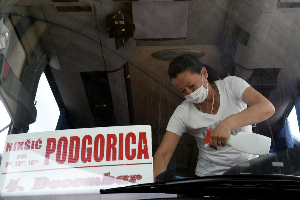 Dezinfekcija autobusa, Foto: Boris Pejović