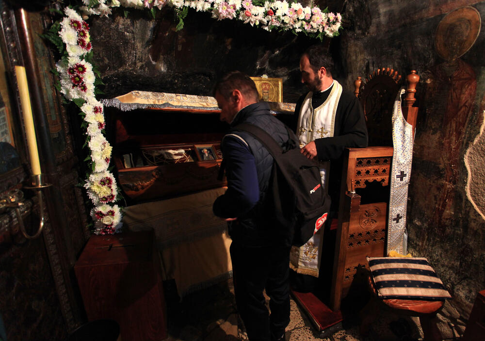 Mitropolit crnogorsko-primorski Amfilohije služio je jutros liturgiju u manastiru Ostrog povodom dana Svetog Vasilija Ostroškog. Pogledjate šta je zabilježio fotoreporter "Vijesti" Luka Zeković.