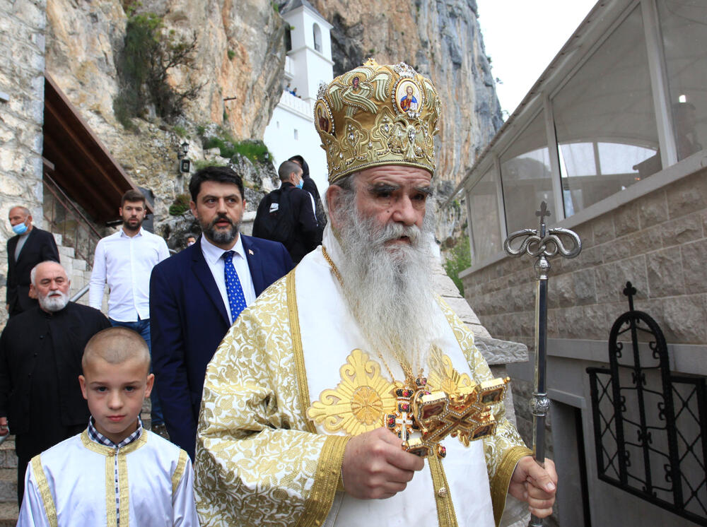 Mitropolit crnogorsko-primorski Amfilohije služio je jutros liturgiju u manastiru Ostrog povodom dana Svetog Vasilija Ostroškog. Pogledjate šta je zabilježio fotoreporter "Vijesti" Luka Zeković.