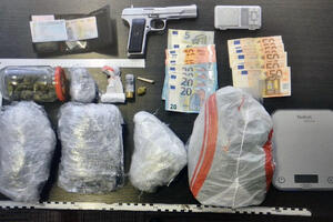 Policija pronašla novac, drogu i oružje: Četiri osobe uhapšene,...