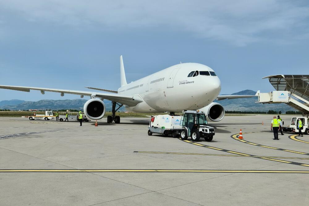 Avion sa doniranom opremom, Foto: Kabinet predsjednika Crne Gore
