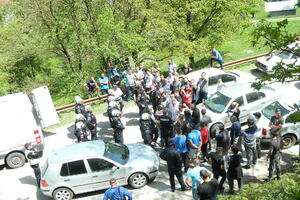Policija bacila suzavac, razbijena blokada kod Andrijevice