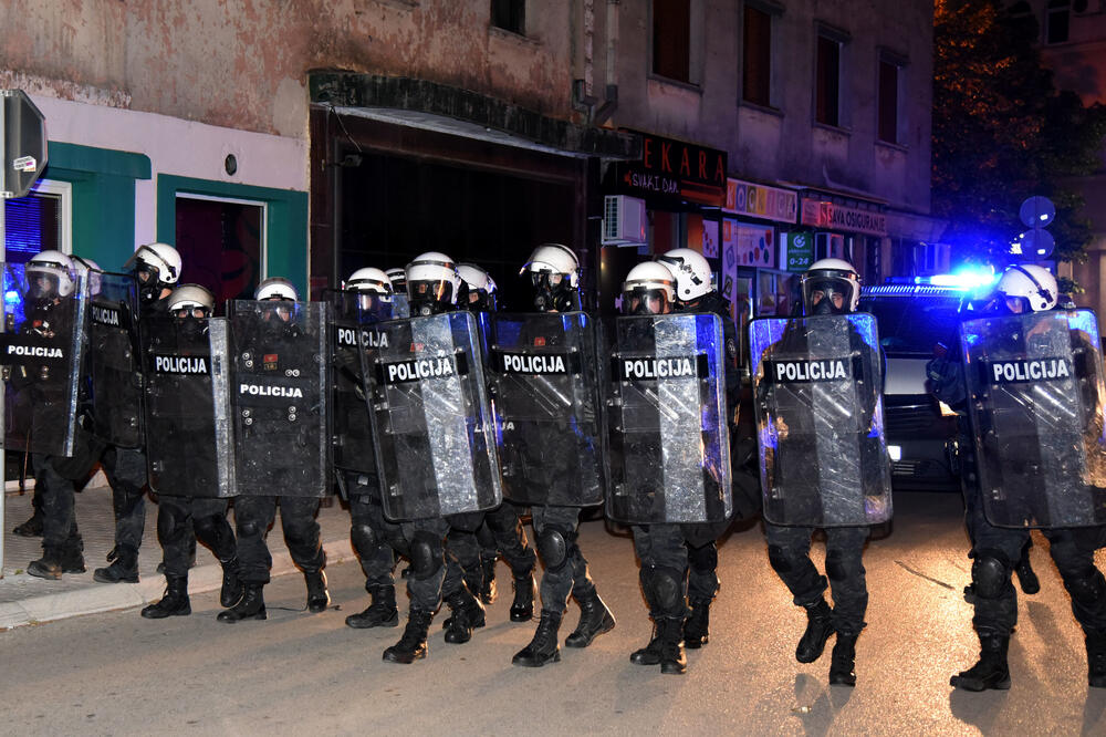 Policija večeras u Nikšiću, Foto: Luka Zeković, Luka Zeković