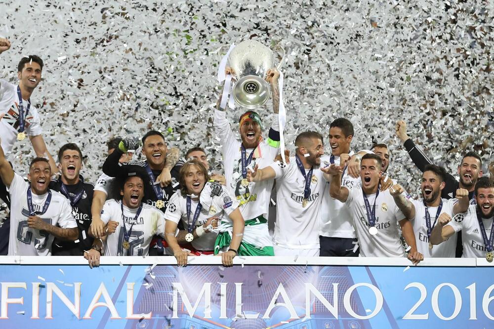 Fudbaleri Reala sa peharom