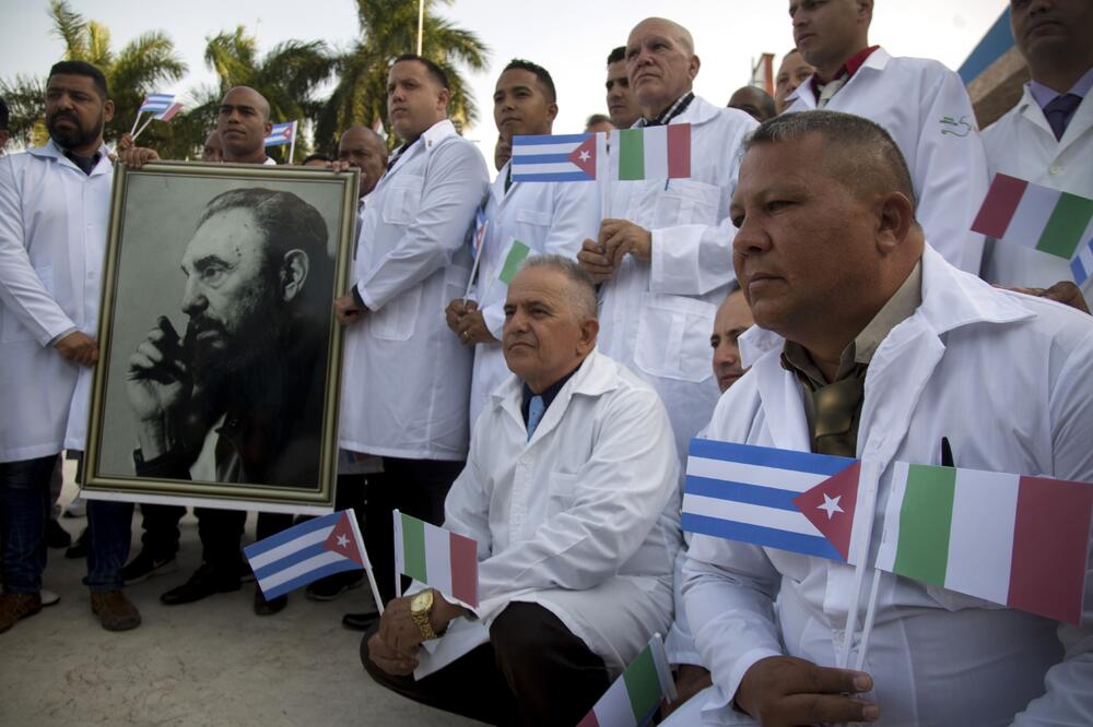 Kubanski ljekari pred polazak u Italiju 21. marta, Foto: AP