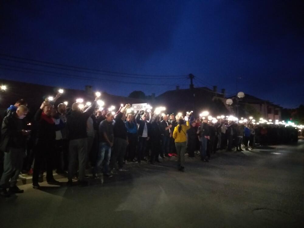 Nikšićani telefonima osvjetljavaju ulicu