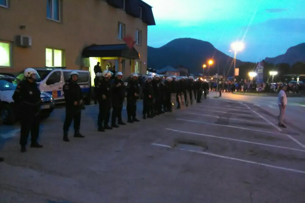 Policija ispred CB, Foto: Tufik Softić