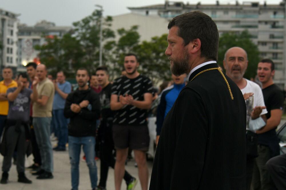 Perović juče ispred hrama u Podgorici, Foto: Boris Pejović