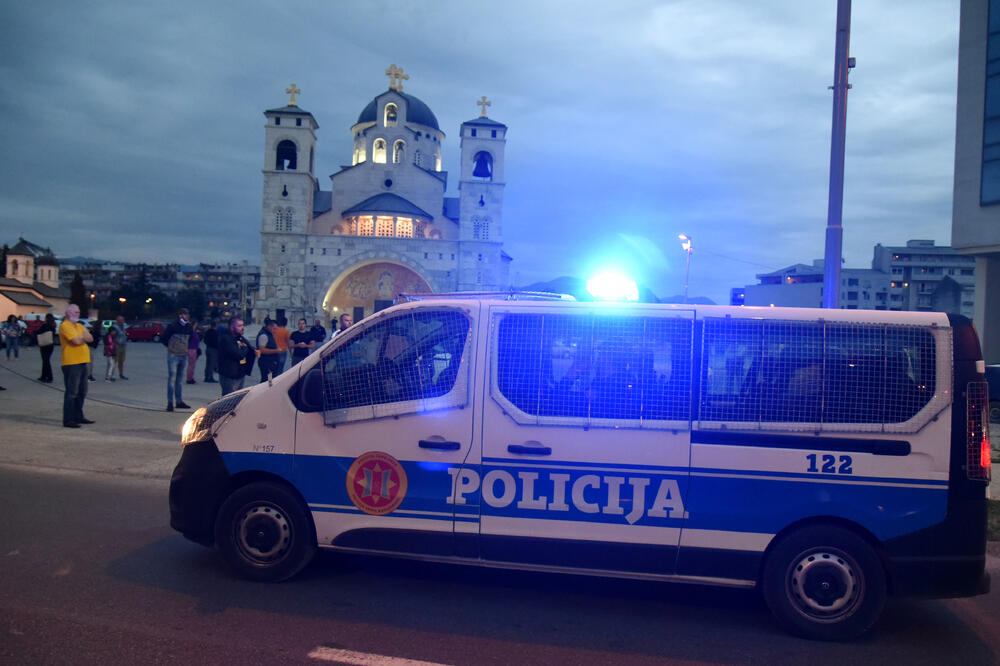 Policija ispred hrama Hristovog vaskrsenja, Foto: Boris Pejović