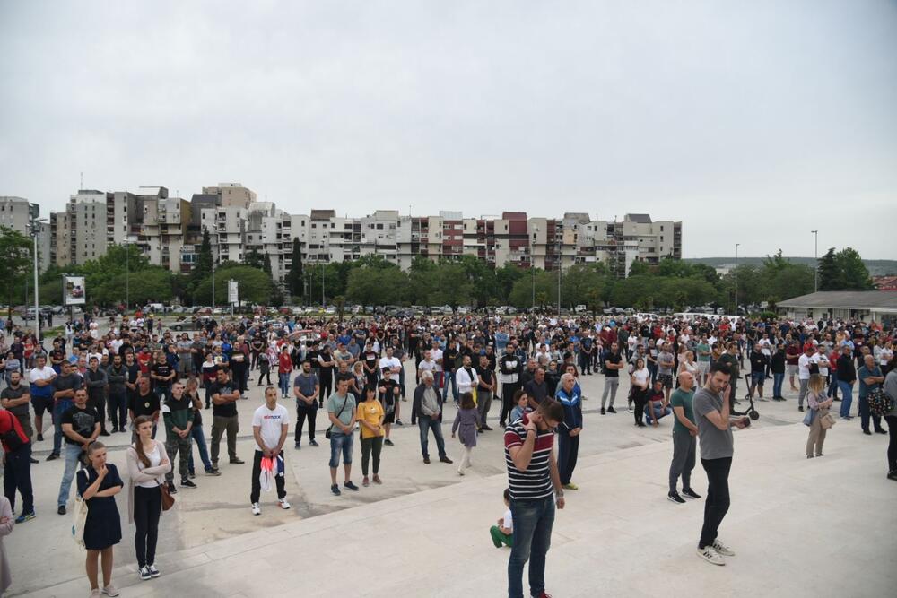 Okupljanje građana ispred Hrama Hristovog Vaskrsenja