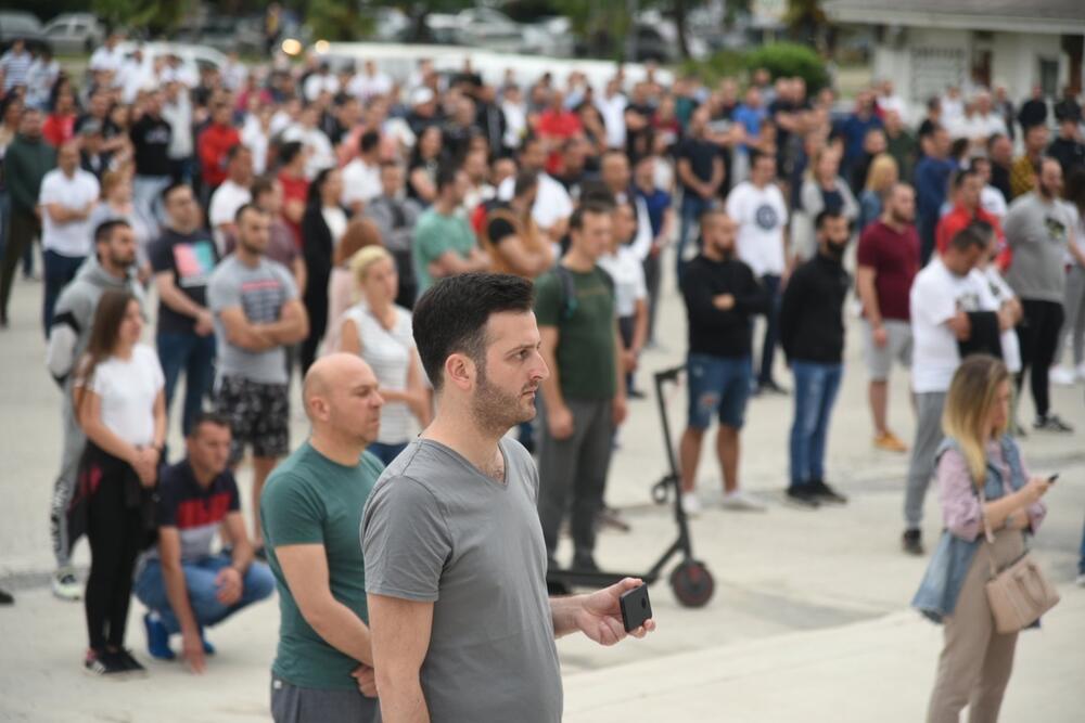 Okupljanje građana ispred Hrama Hristovog Vaskrsenja