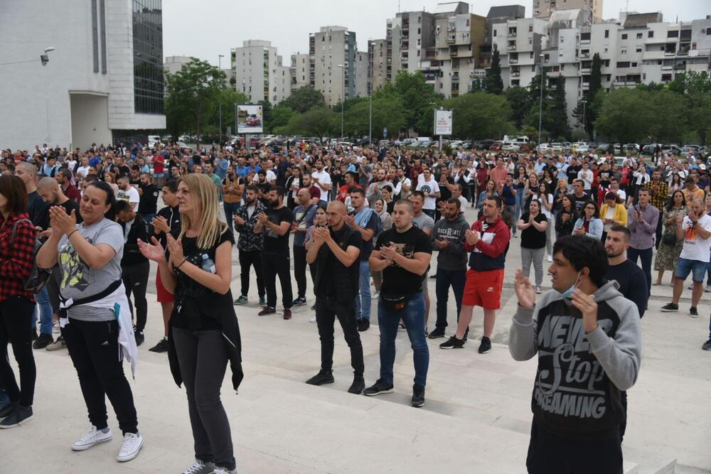 Okupljanje građana ispred Hrama Hristovog Vaskrsenja