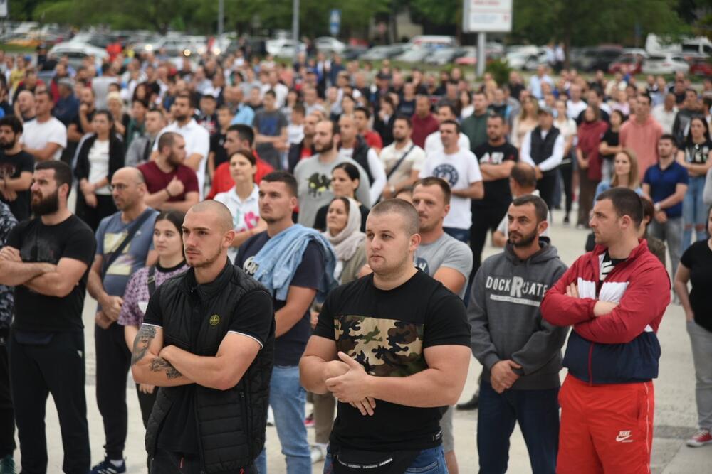 Okupljanje građana ispred Hrama Hristovog Vaskrsenja